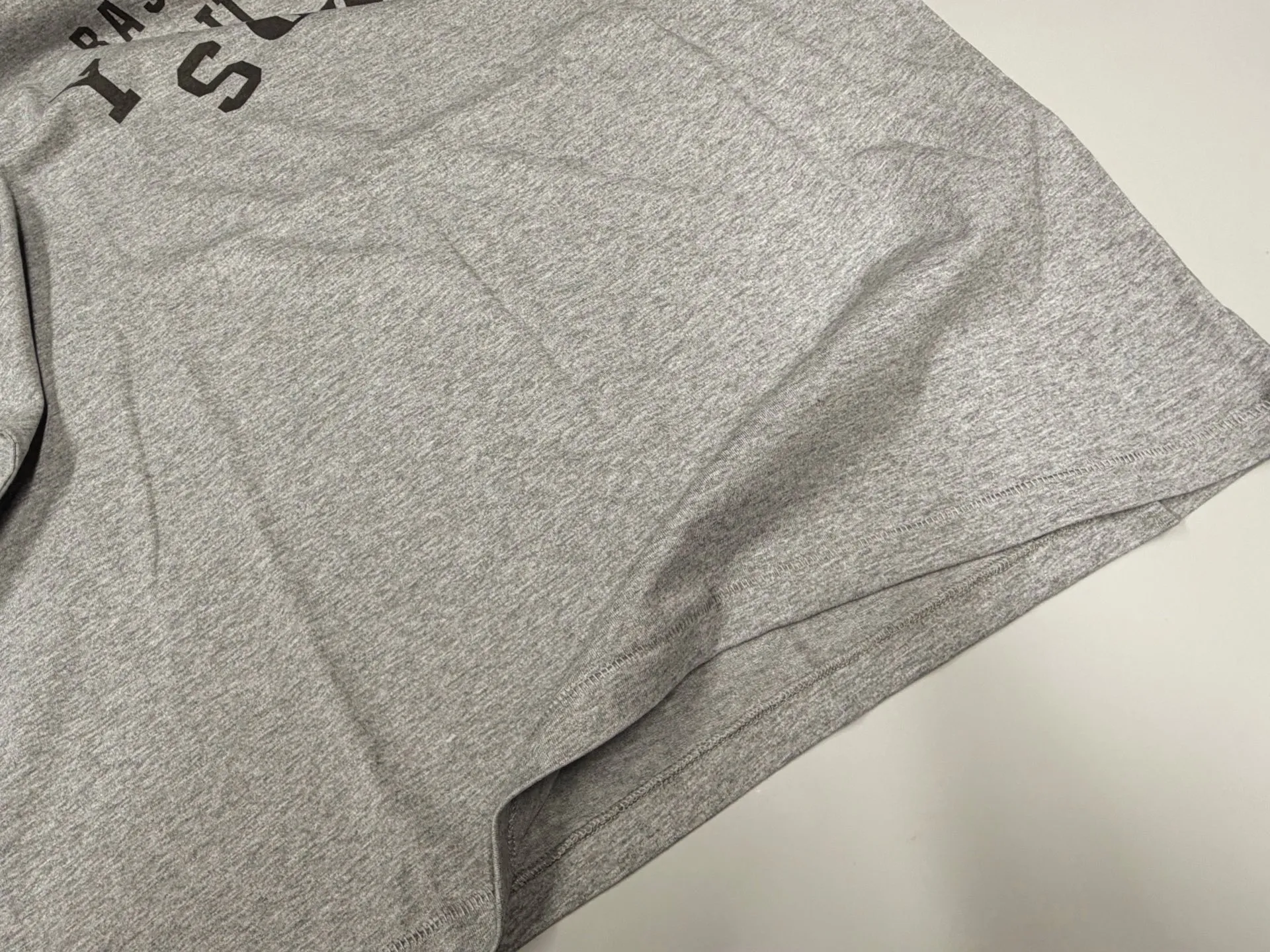 ❥8030#P116 Saint Mxxxxxx gray short-sleeved T-shirt, made of soft cotton fabric, comfortable and breathable. "BASTARDS OF YOUNGSMXOX" is printed on the front. It has a full street feel. The loose fit accommodates a variety of body shapes. It is suitable for daily casual or street wear. Size: (S-M-L-XL) Color: Gray